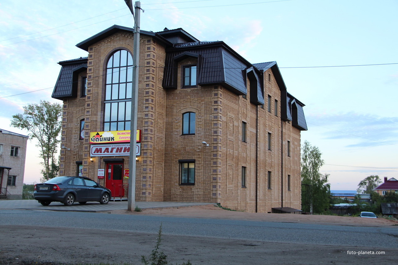 Торговый центр в центре поселка Ленинское