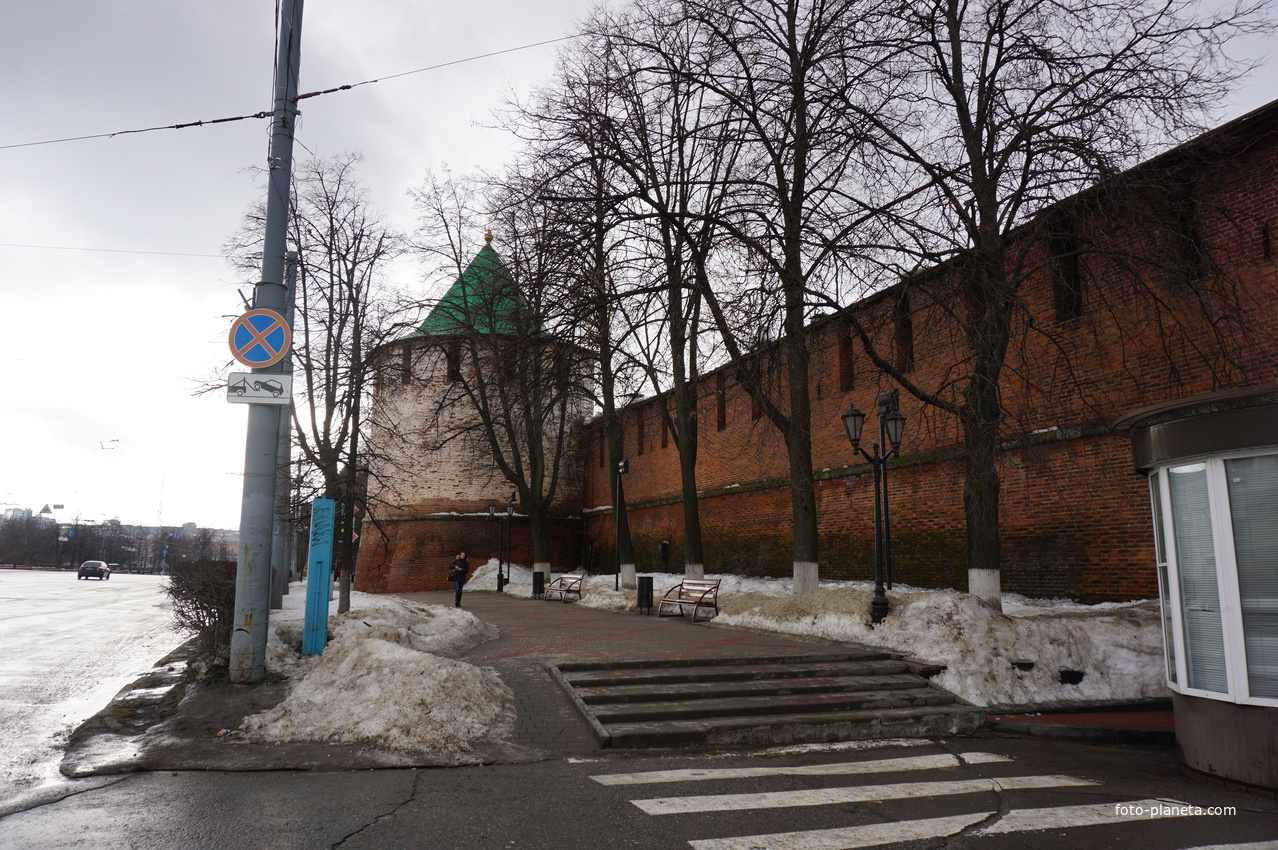 Пешеходная дорожка вдоль Кремля.