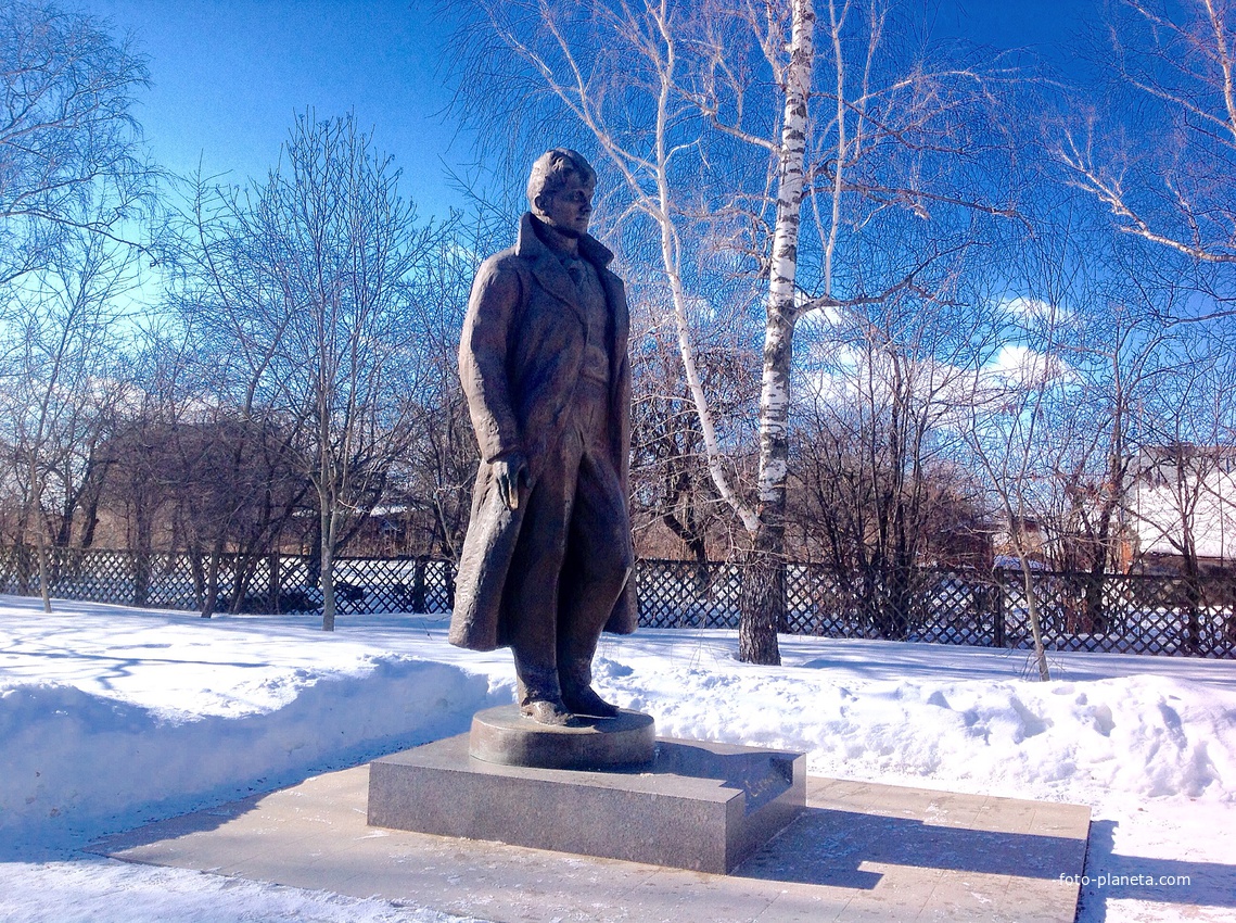 Памятник Сергею Есенину в селе Константиново.