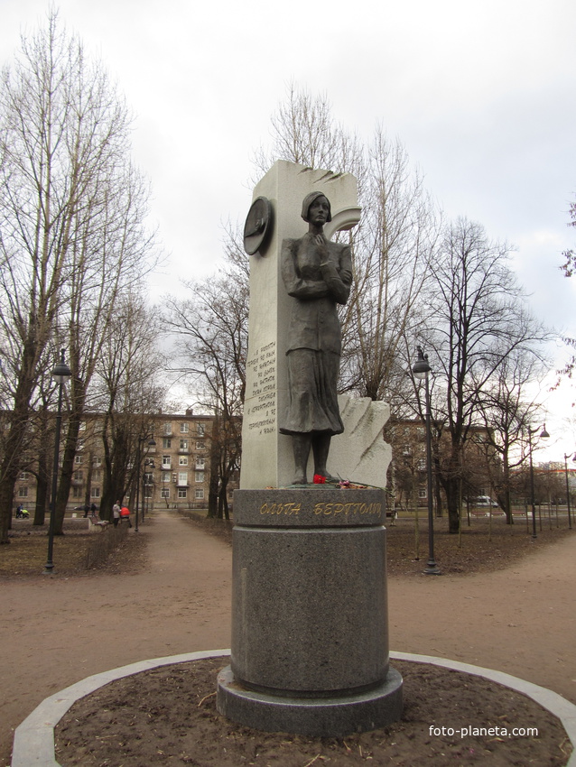 Памятник Ольге Берггольц, другой ракурс