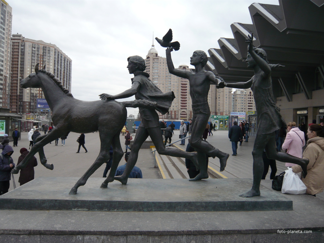 Скульптура на вых. с метро Пионерская.
