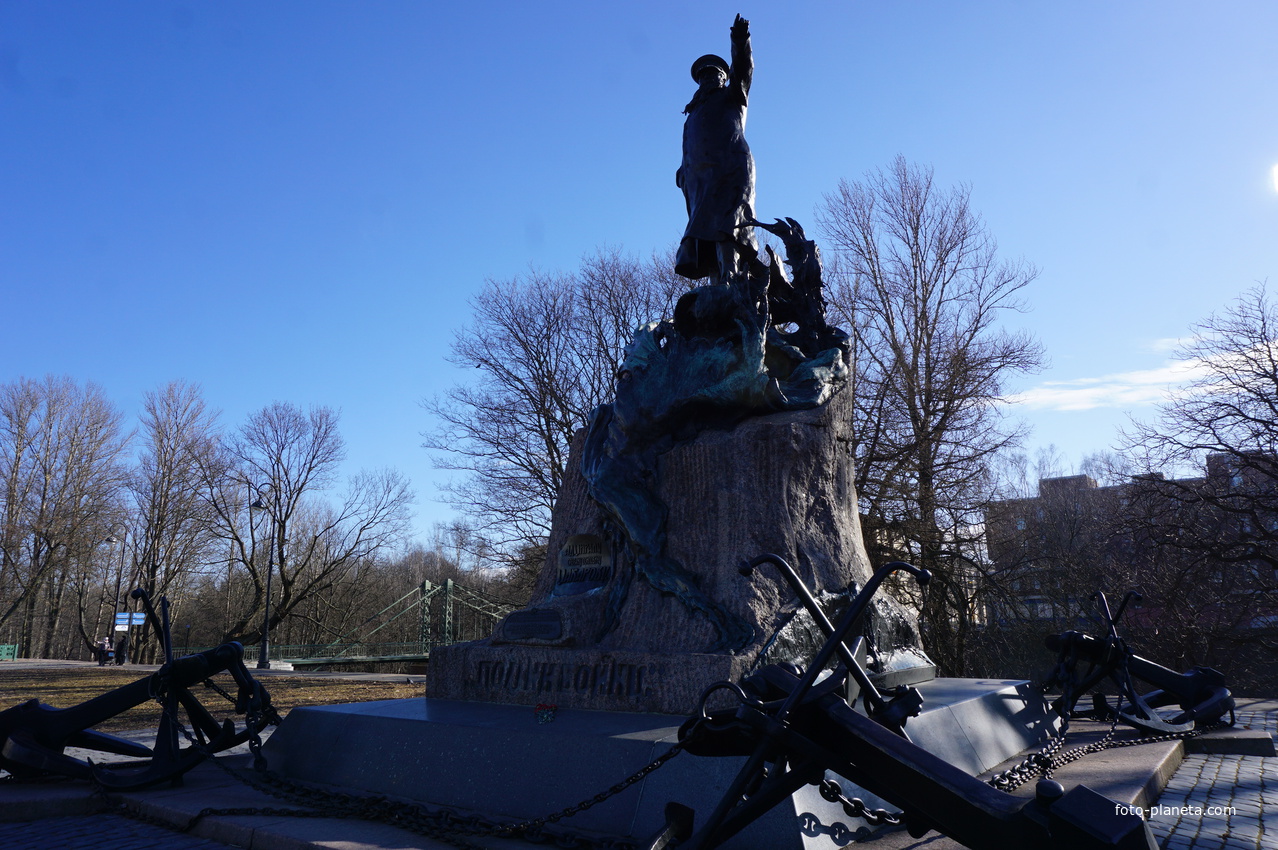 Памятник адмиралу Макарову.