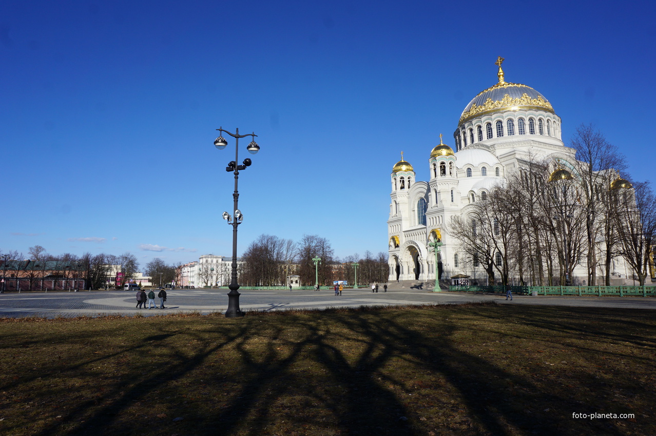 Вид на Якорную площадь и Никольский собор.
