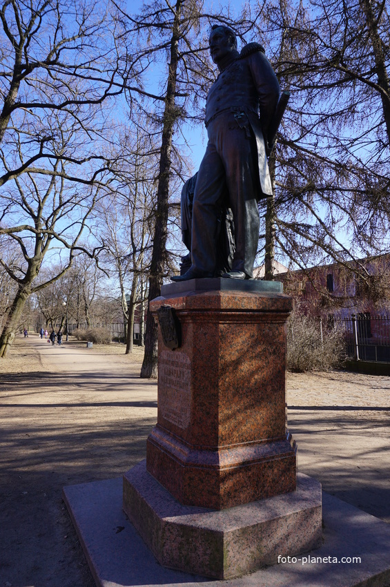 Памятник Ф.Ф. Беллинсгаузену.