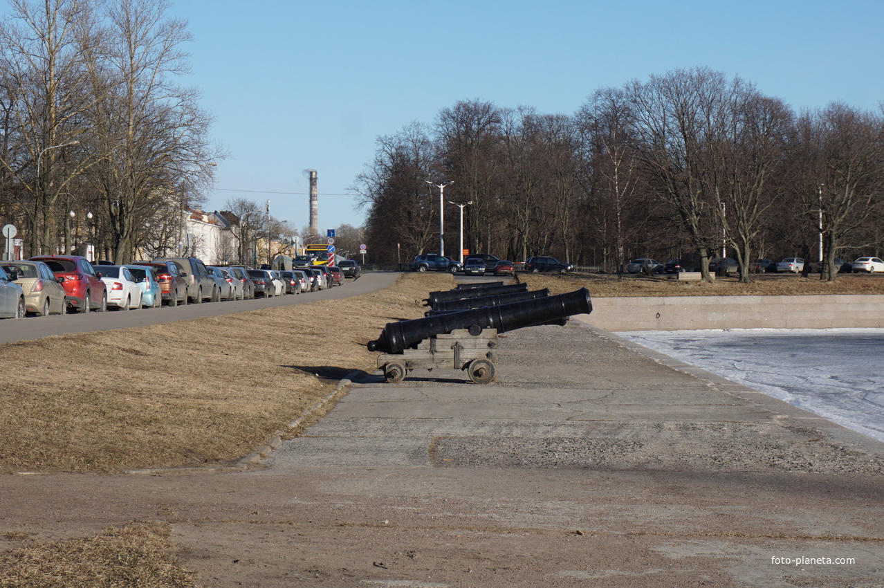 Орудия.На берегу Итальянского пруда.