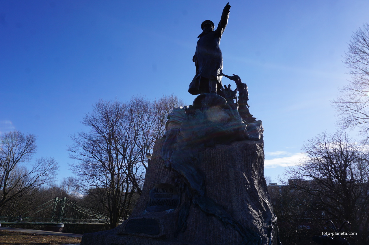 Памятник адмиралу Макарову.