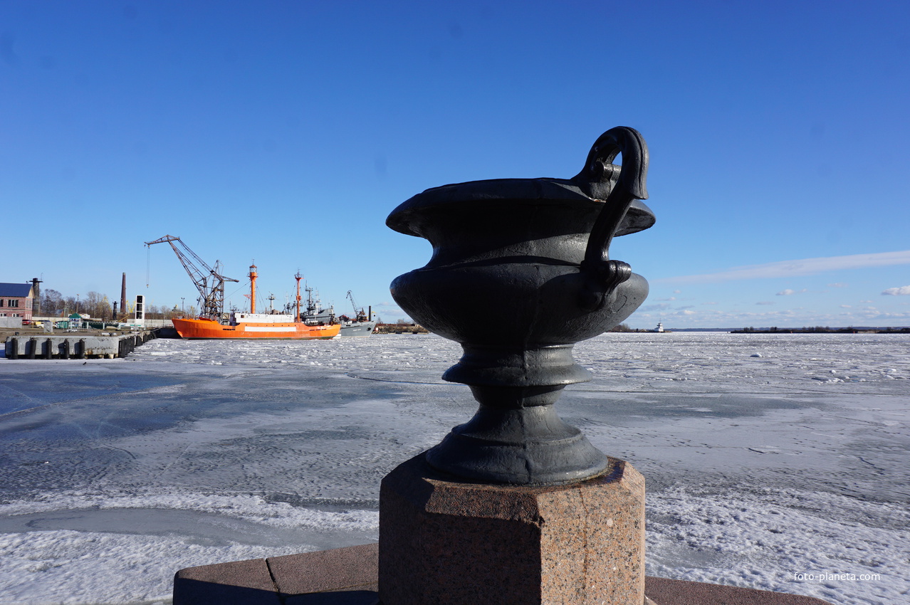 На берегу Петровской гавани.