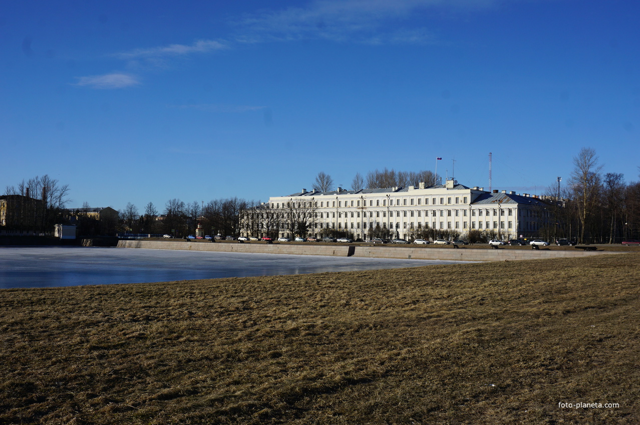 Вид на Итальянский пруд и Макаровскую улицу.