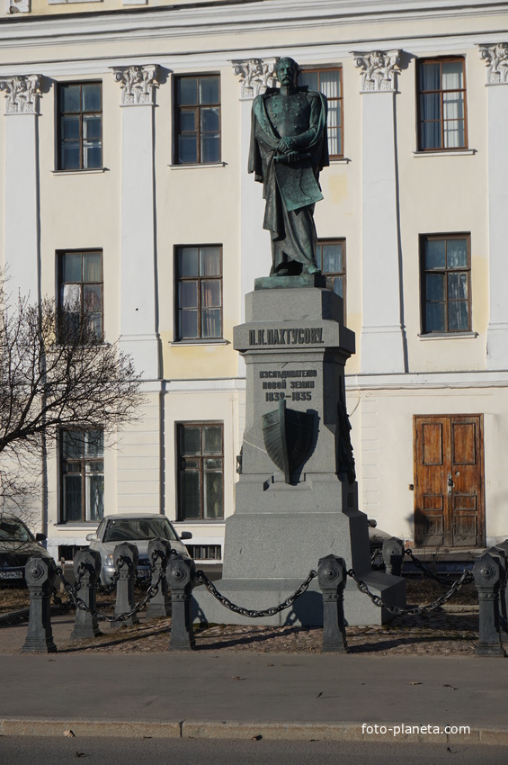 Памятник П.К.Пактусову.