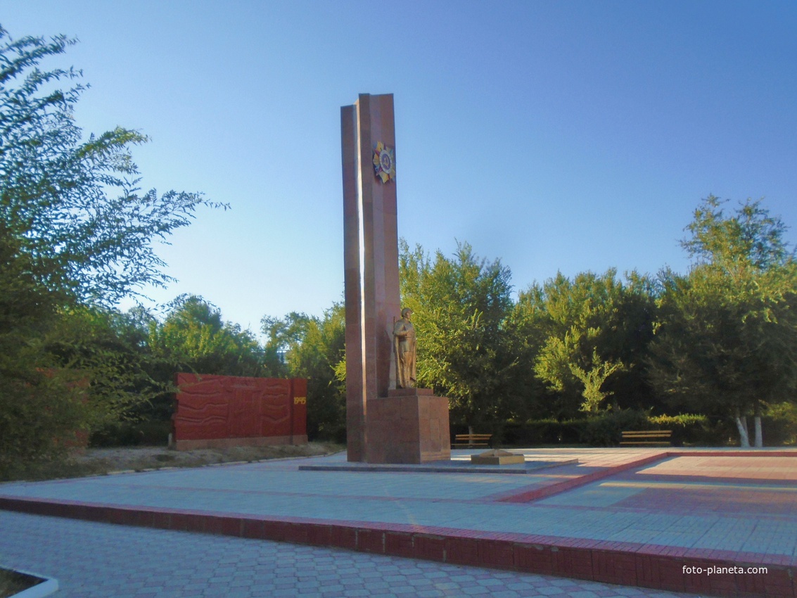 Жанатас. Памятник солдатам-героям из Сарысуского района, погибшим в Великой Отечественной войне