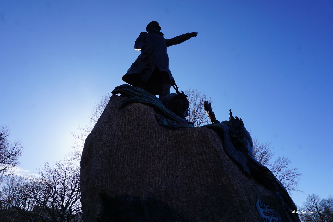 Памятник адмиралу Макарову.