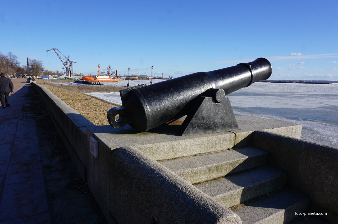На набережной Петровской гавани.