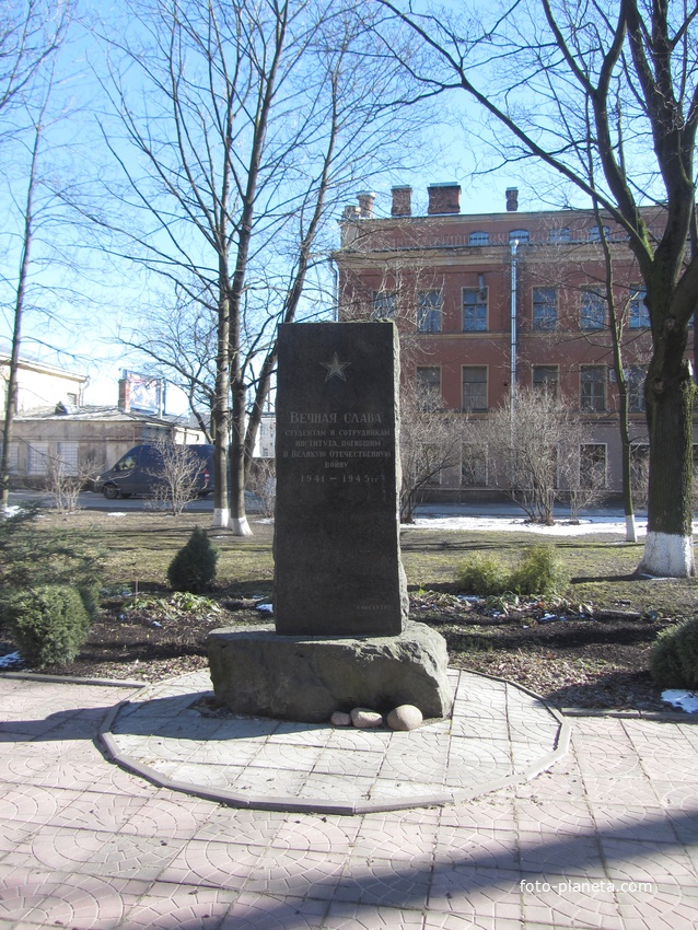 В память о погибших в годы войны на территории академии установлен памятник