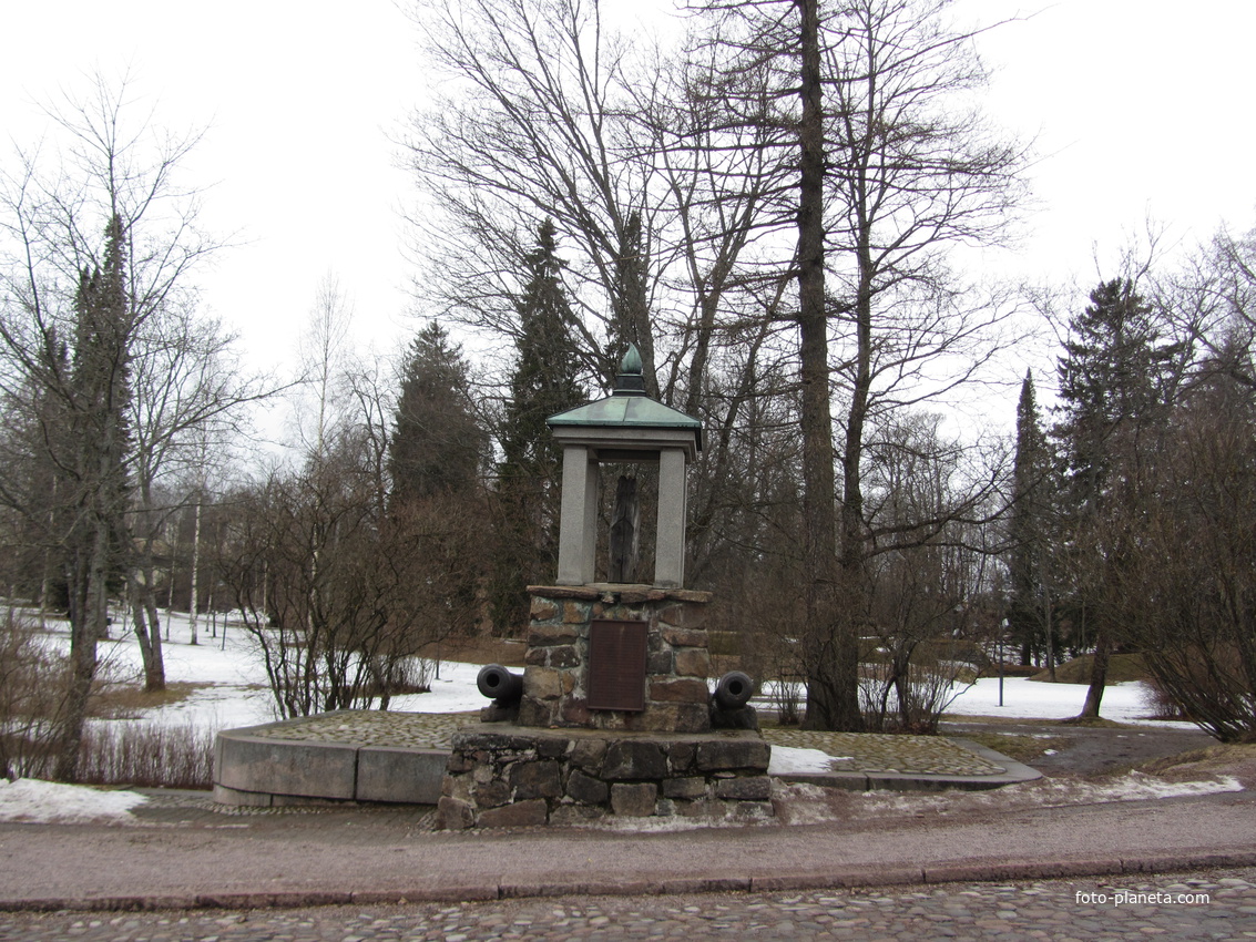 Лаппеенранта, памятник бревно  олицетворяет бой 1741 года