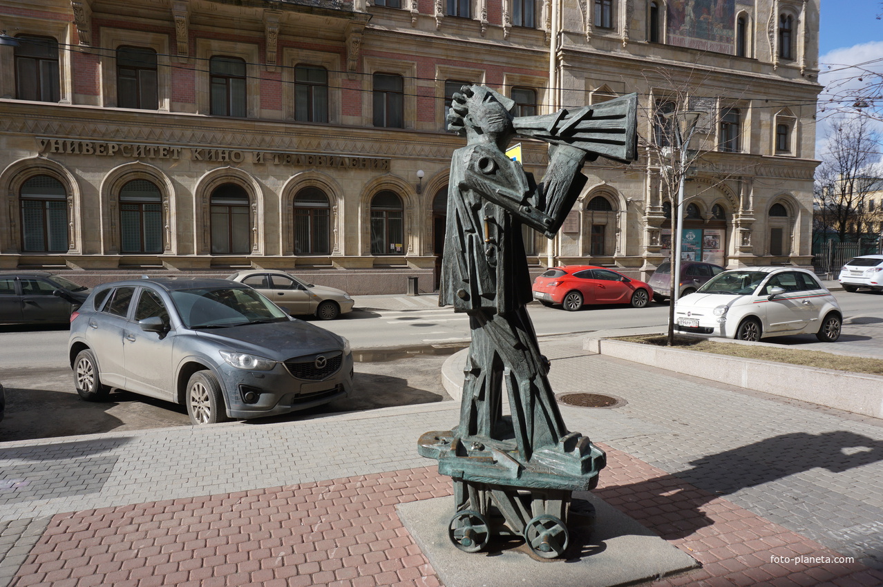 Скульптура на улице Правды.