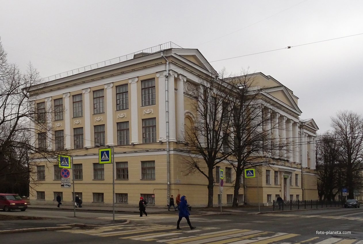 Улица Пушкинская, 28. Здание бывшей женской гимназии.
