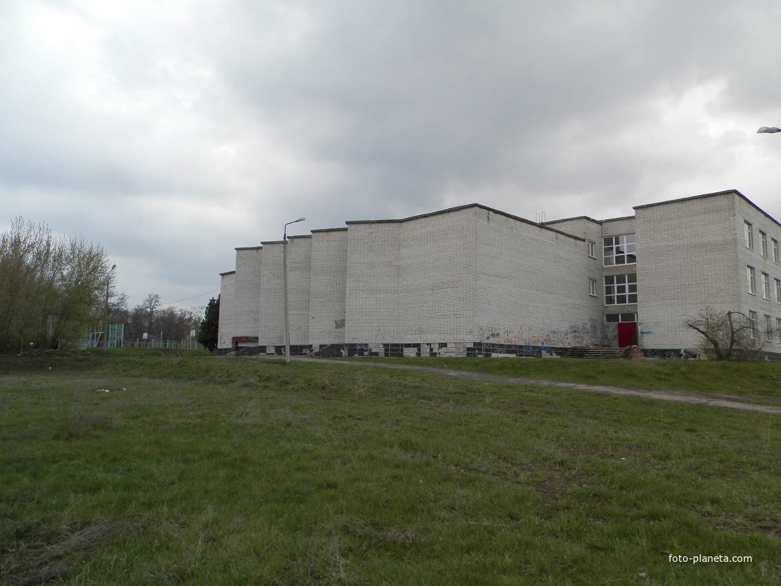 Верхнеднепровск.9 апреля 2017 года.Вид  на двор средней школы №5 со стороны берега Днепра.