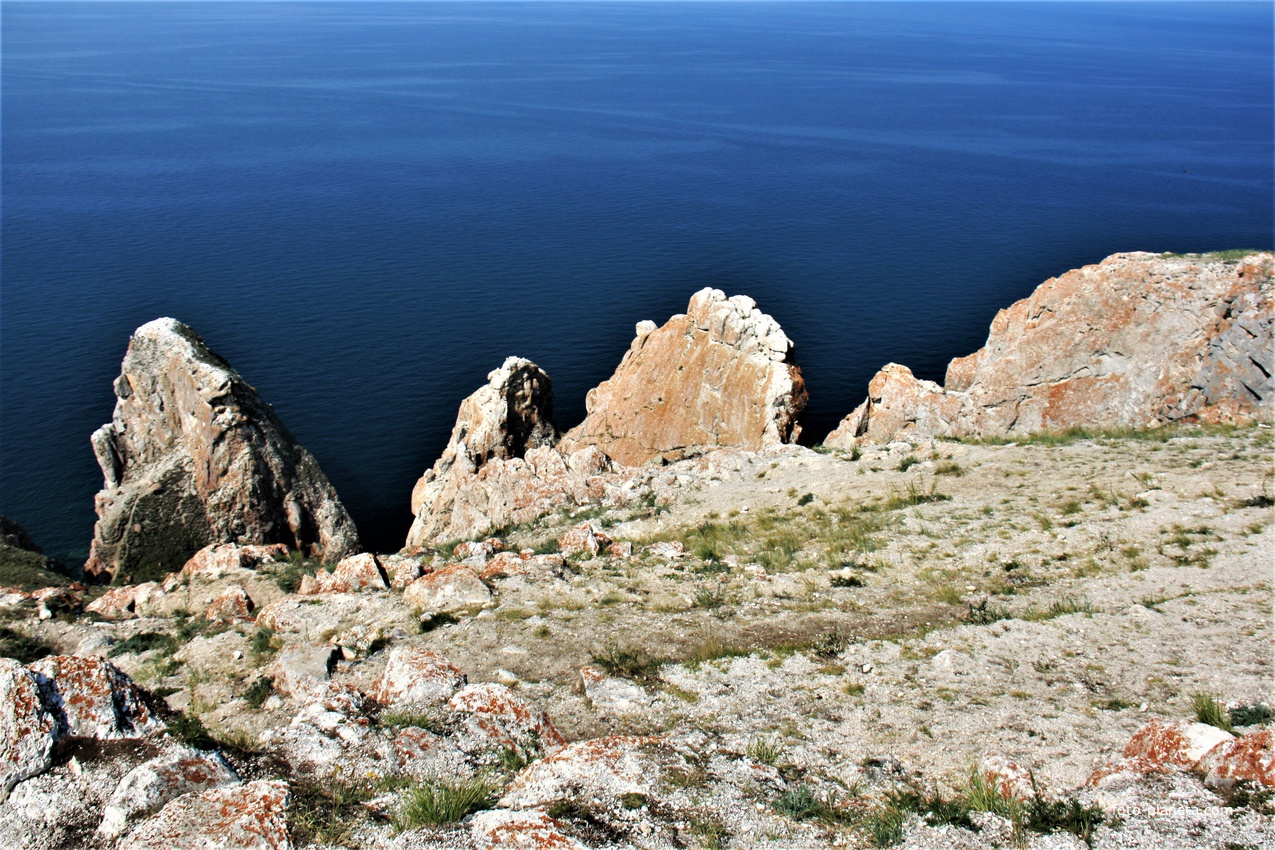 Мыс Саган-Хушун, или Белый Камень. Скалы Три Брата. Остров Ольхон. Северо-западный берег. Маломорский пролив Байкала.