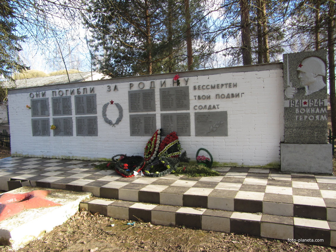 Памятник погибшим землякам в селе Дуброво