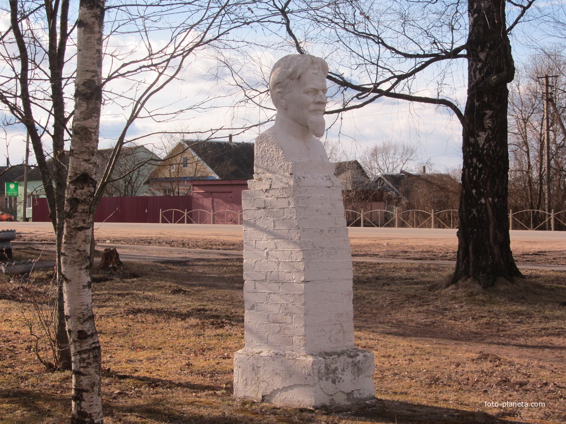 Дуброво.   Бюст М.И. Калинину