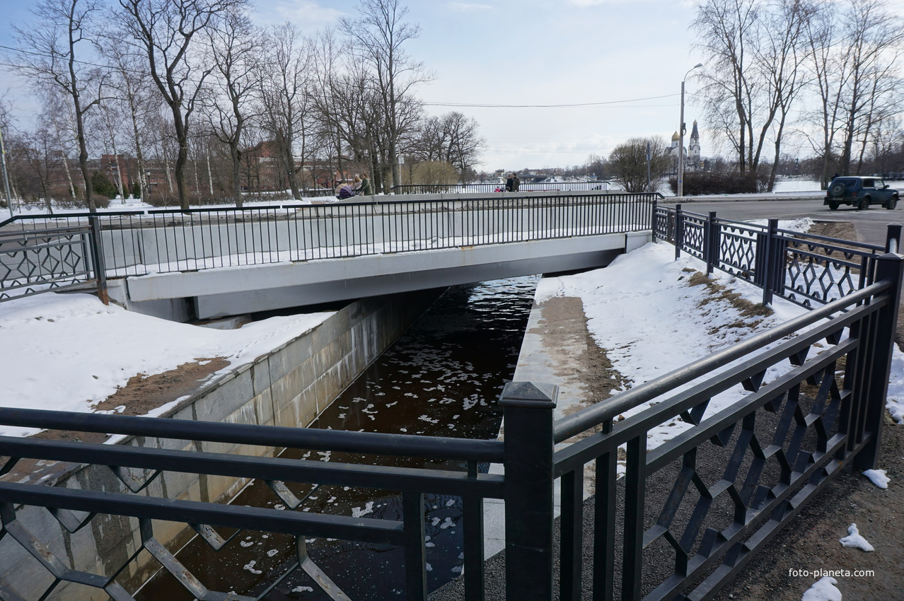 Мост через реку Малая сестра.