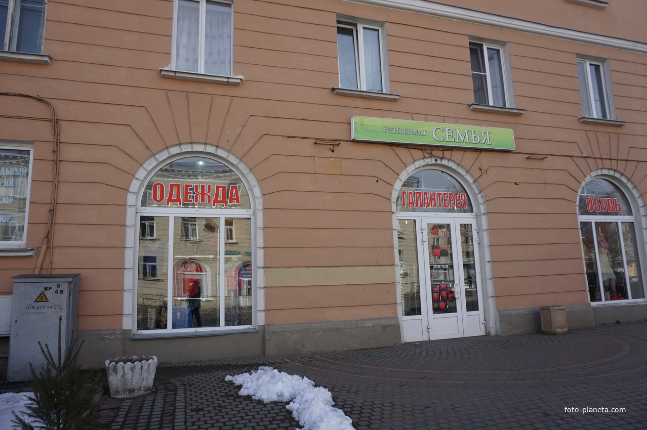 На улице Володарского.