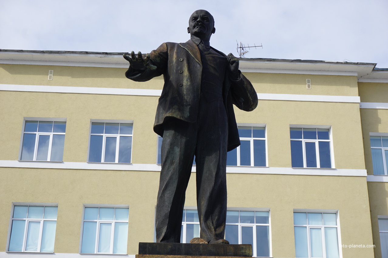 Памятник Ленину.