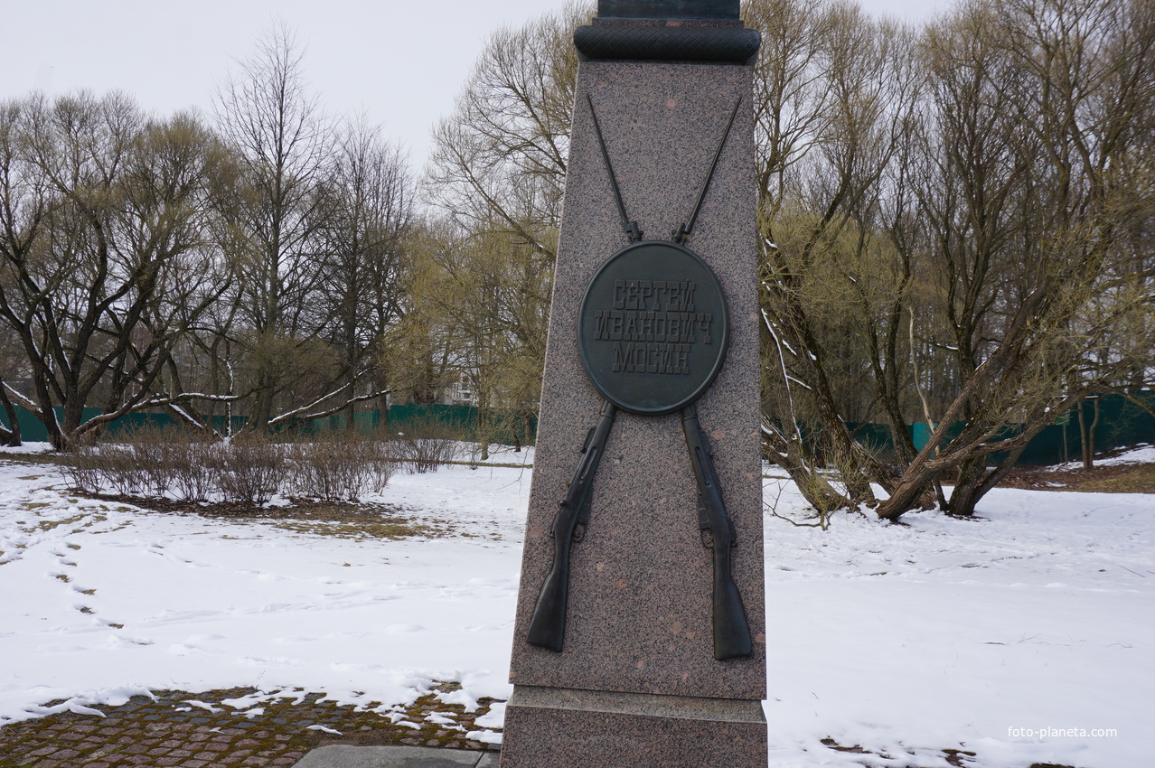 Фрагмент памятника Мосину.
