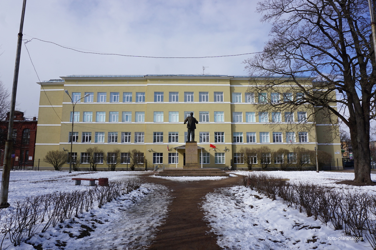 На площади Мира.