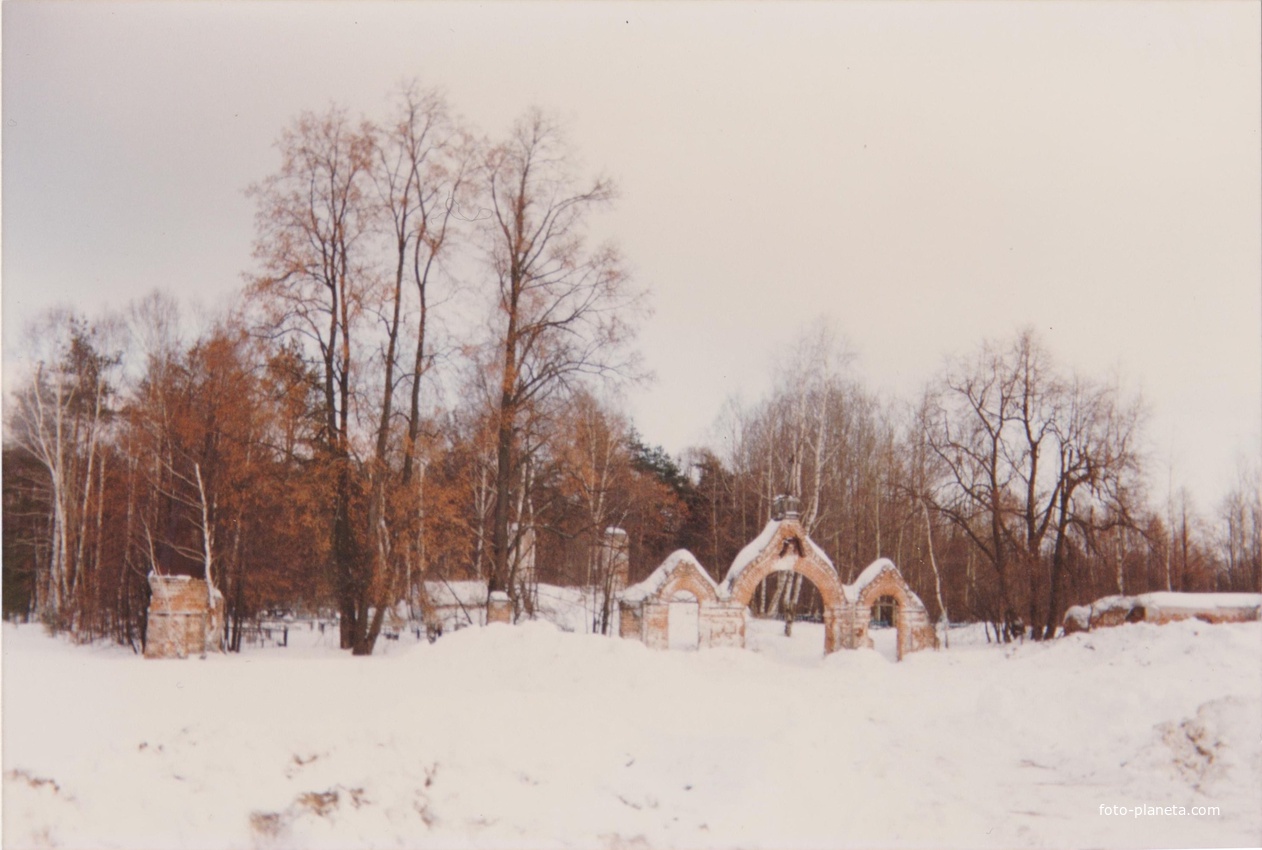 Остатки разрушенного Покровского храма у деревни Чукаево за кладбищенской оградой. Декабрь 1993г.