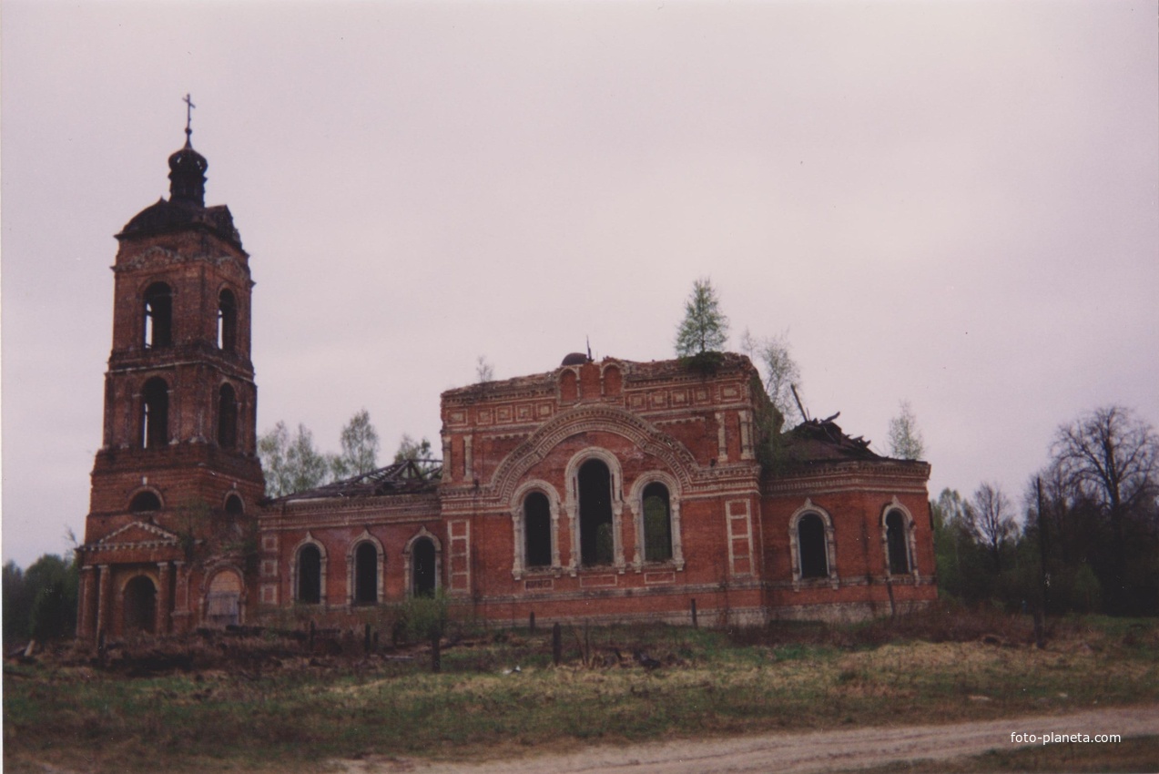 Храм Покрова Пресвятой Богородицы в селе Яковлево. Июнь 1994г.