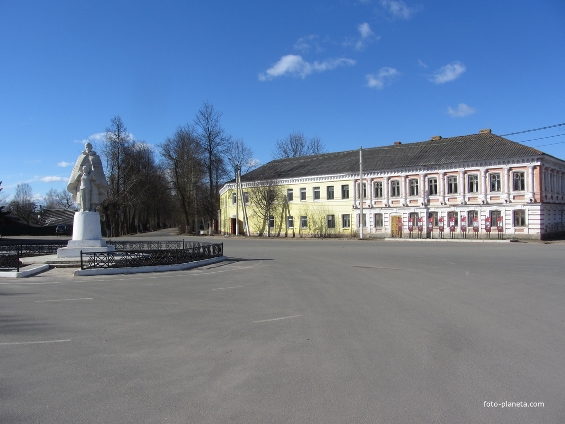 Сольцы, памятник солдату на центральной площади