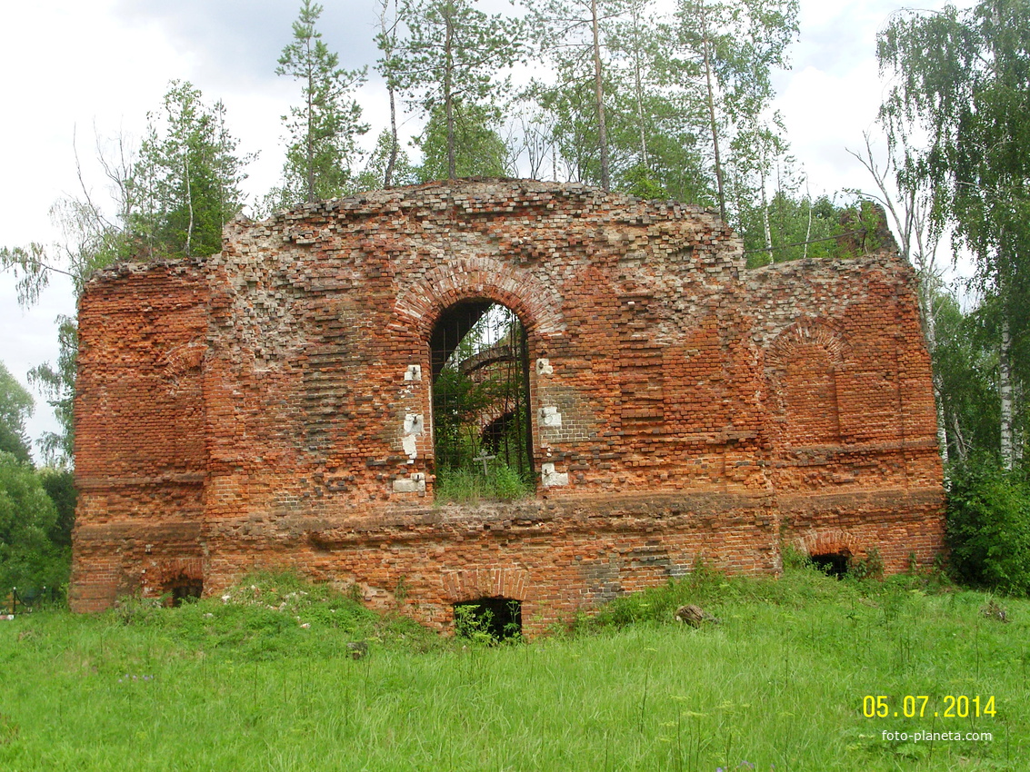 Разрушенный Зачатьевский храм около деревни Гора с северной стороны