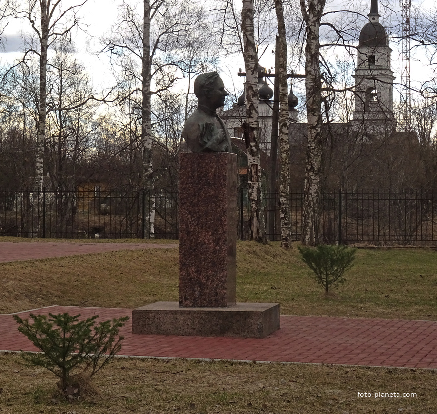 Памятник Александру Прокофьеву на территории музея &quot;Дорога Жизни&quot;
