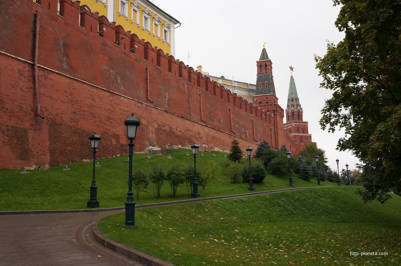 Сохранившаяся часть вала, некогда окаймлявшего Кремль.