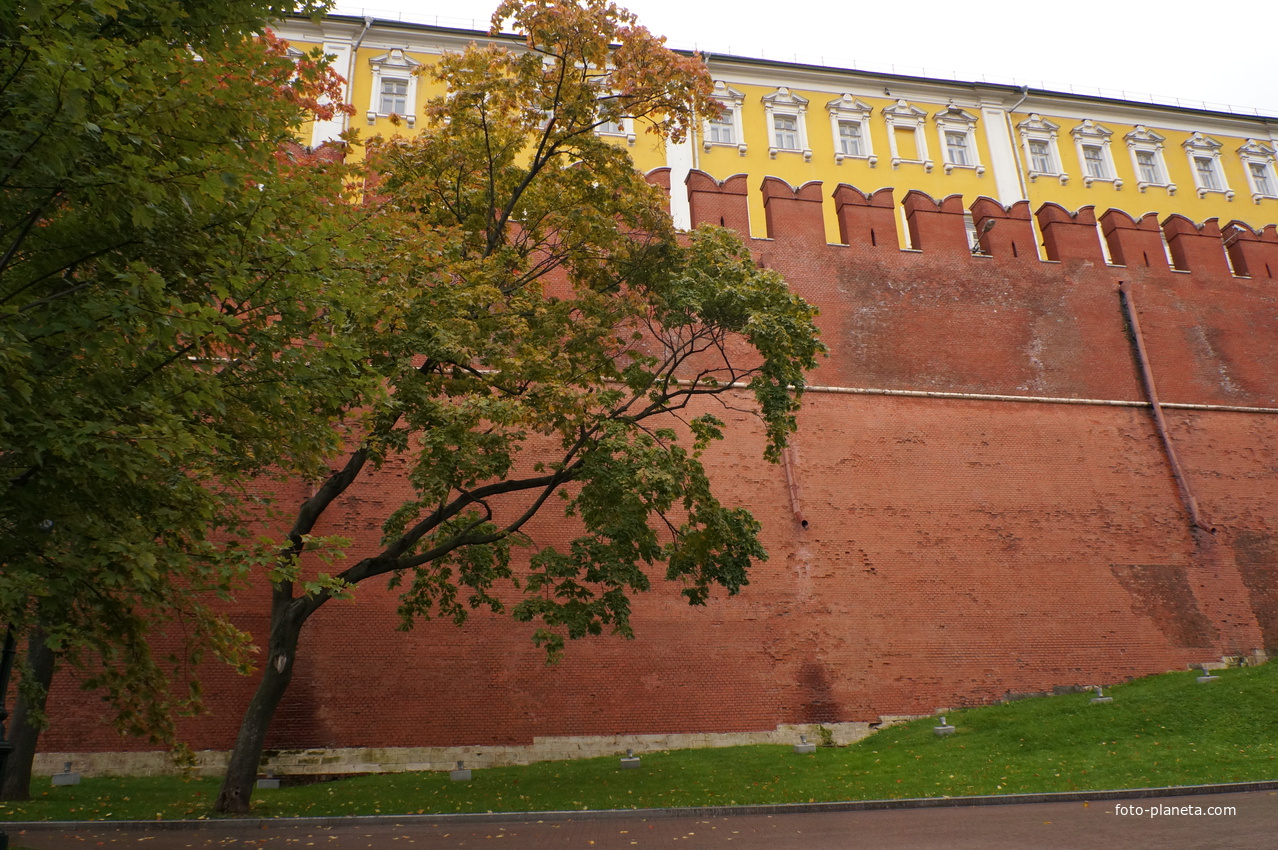 Кремлёвская стена в Александровском саду. Кремлёвский дворец