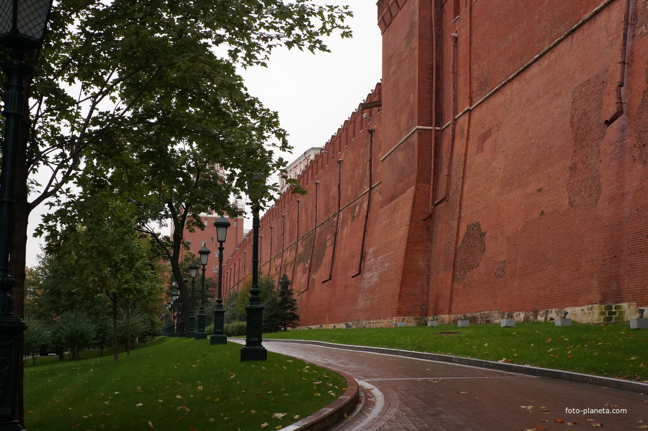 Александровский сад. Дорожка у Кремлёвской стены