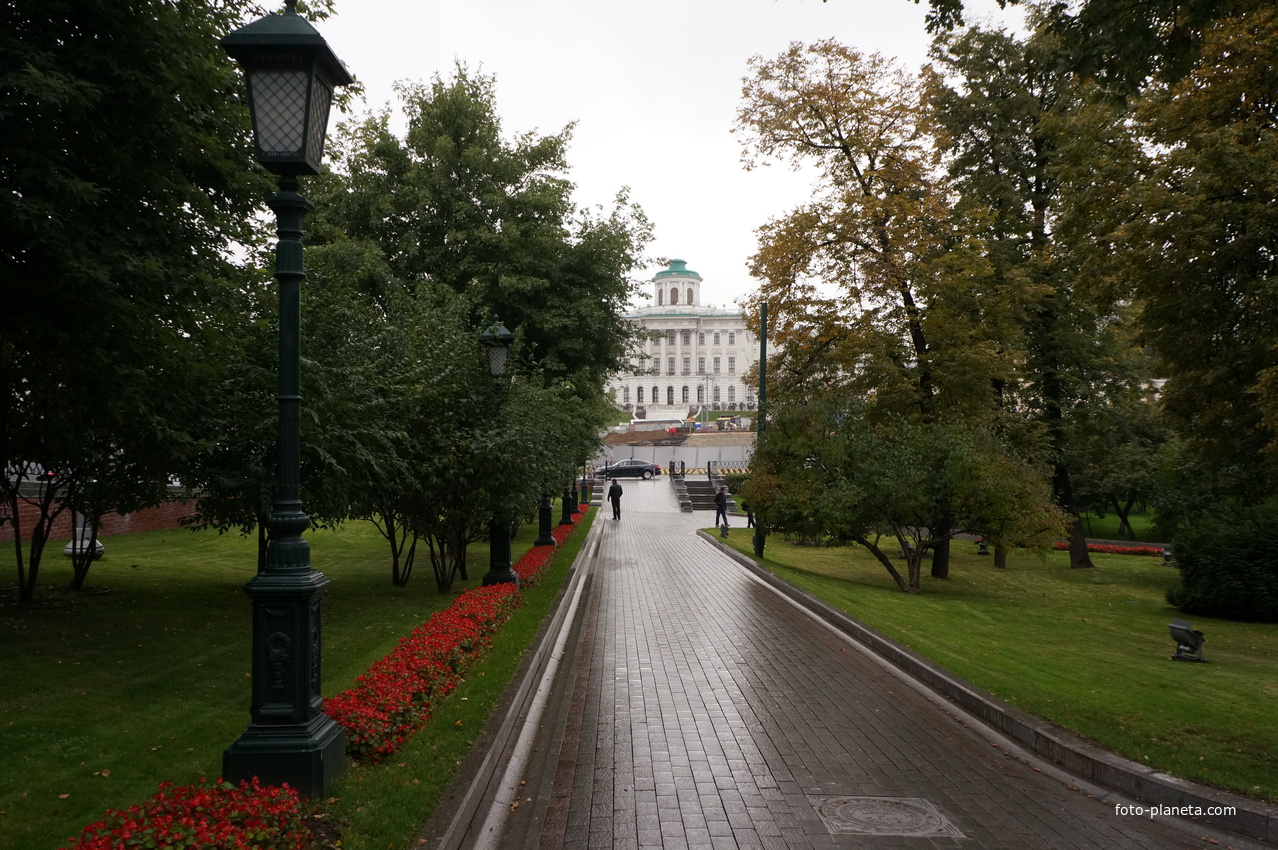 Александровский Сад, с видом на дом Пашкова на Моховой