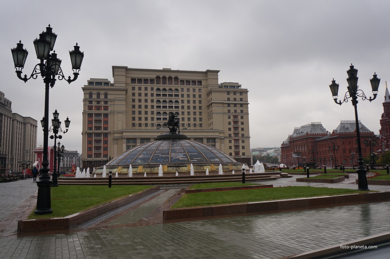 Манежная площадь, фонтан Часы Мира, гостинница Москва