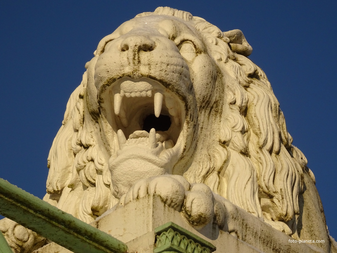 Скульптура льва на террасе Белой башни