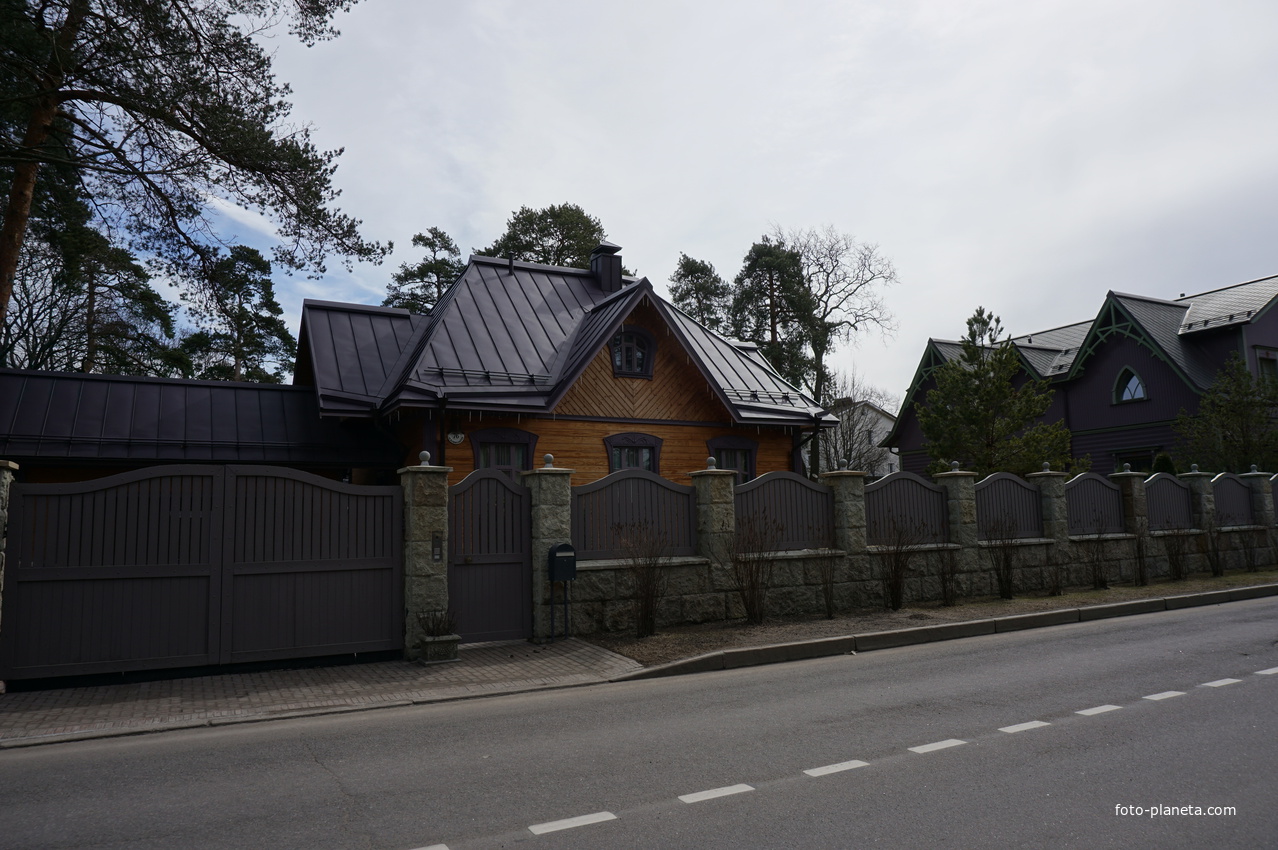 На Коммунарской улице.