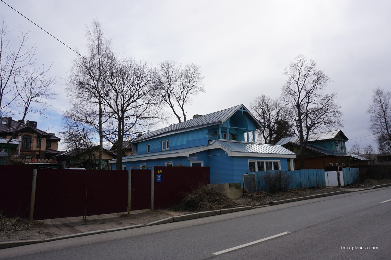 На улице Коммунаров.