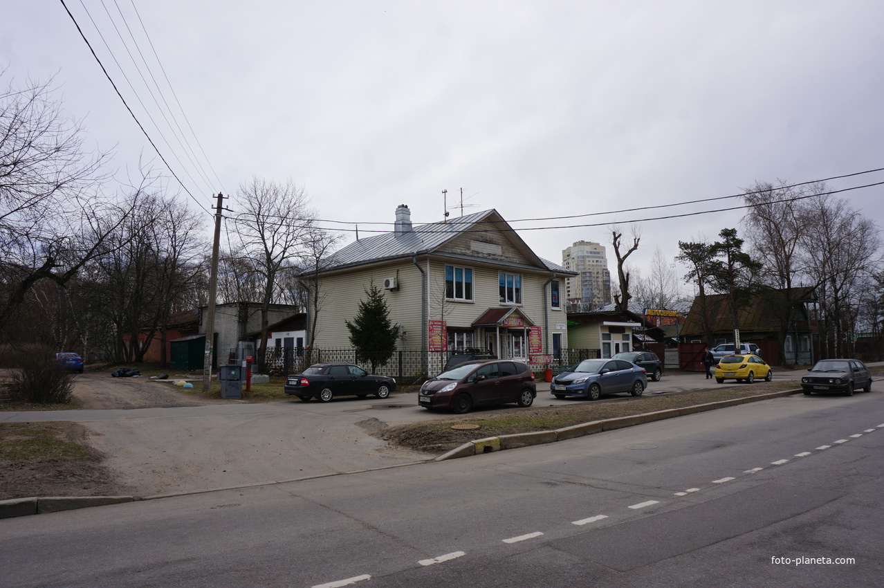 На улице Коммунаров.