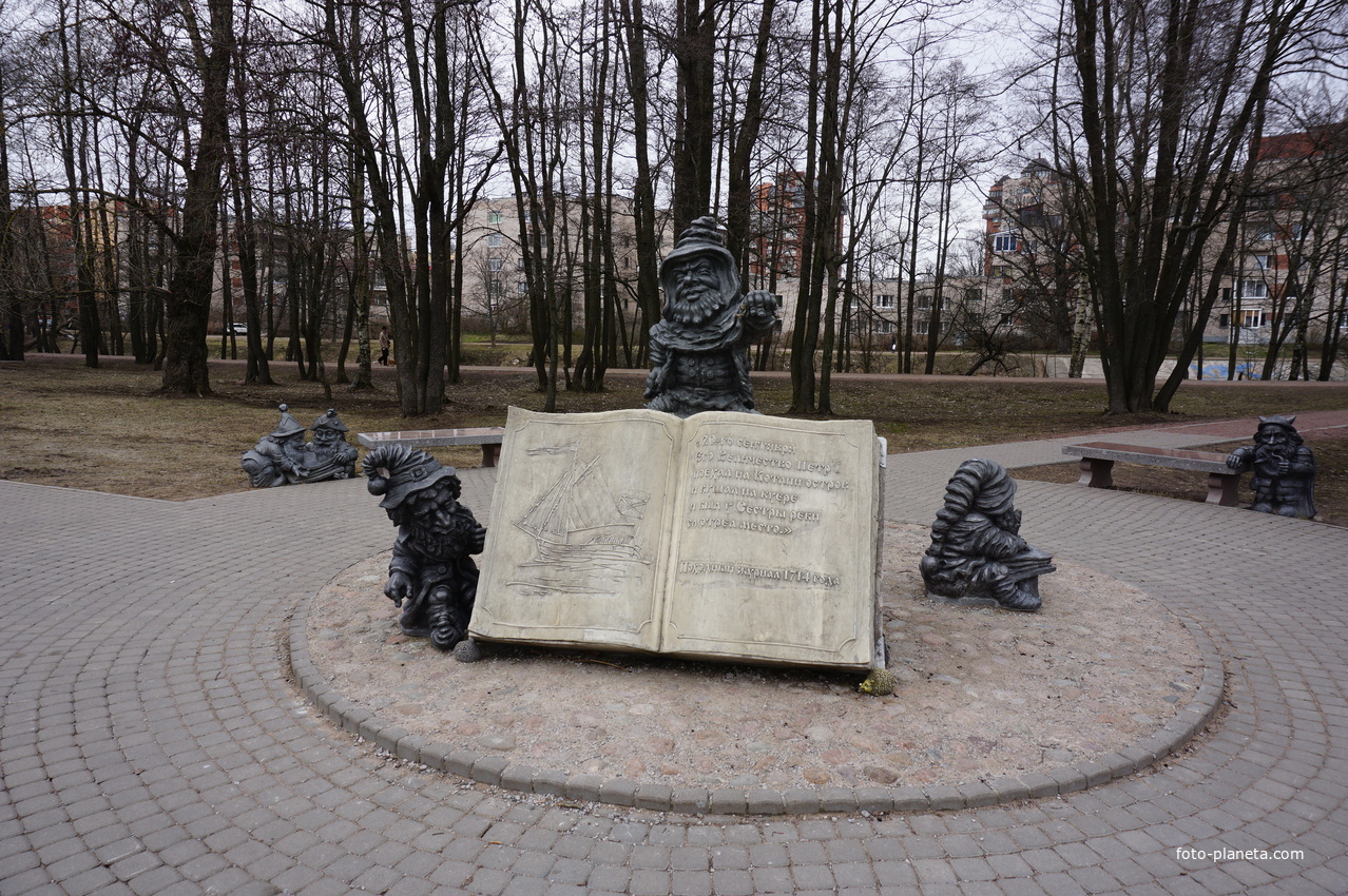 В сквере возле Детской библиотеки.