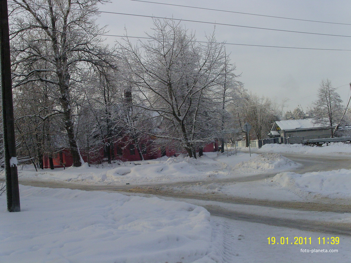 Перед городской баней на перекрёстке ул. 1 Мая и ул. Винтера