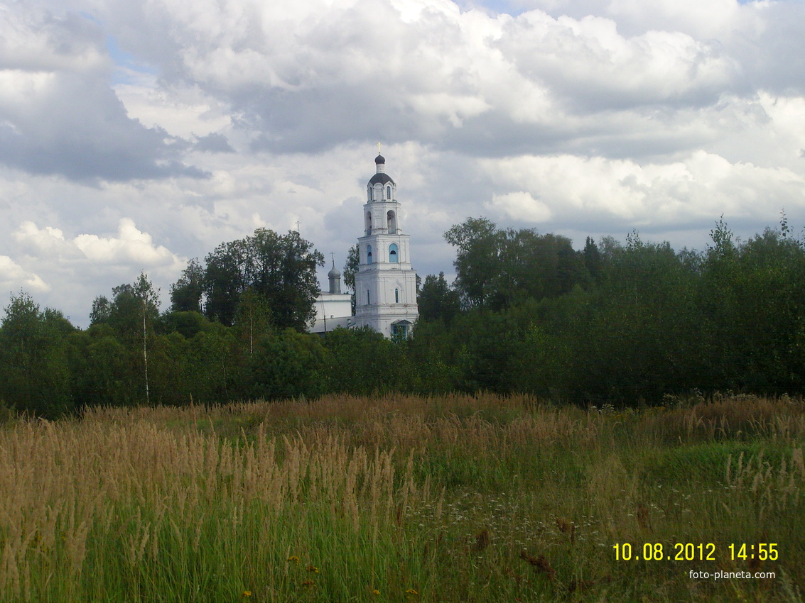 Вид на Георгиевский храм в селе Березники