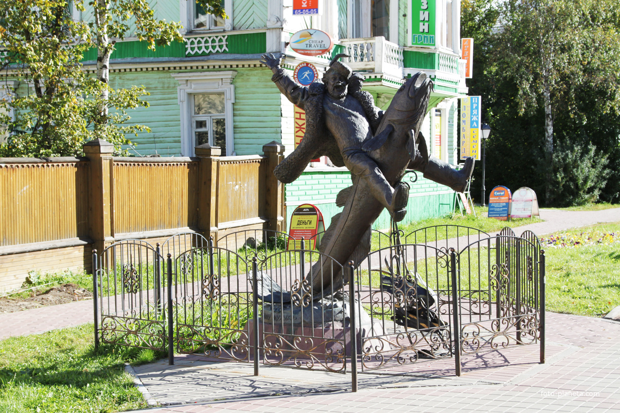 Проспект Чумбарова-Лучинского. Памятник Сене Малине.