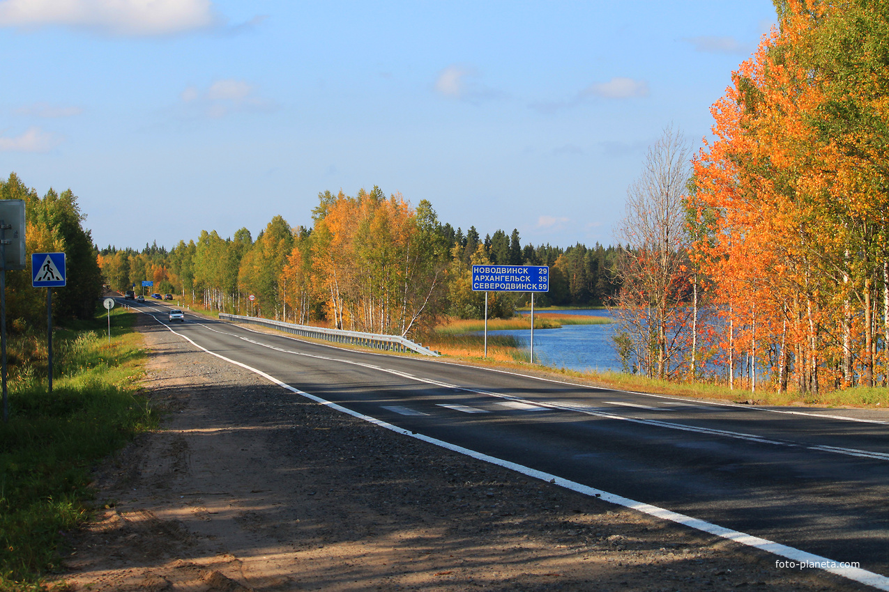 Дорога рядом с озером в Беломорье