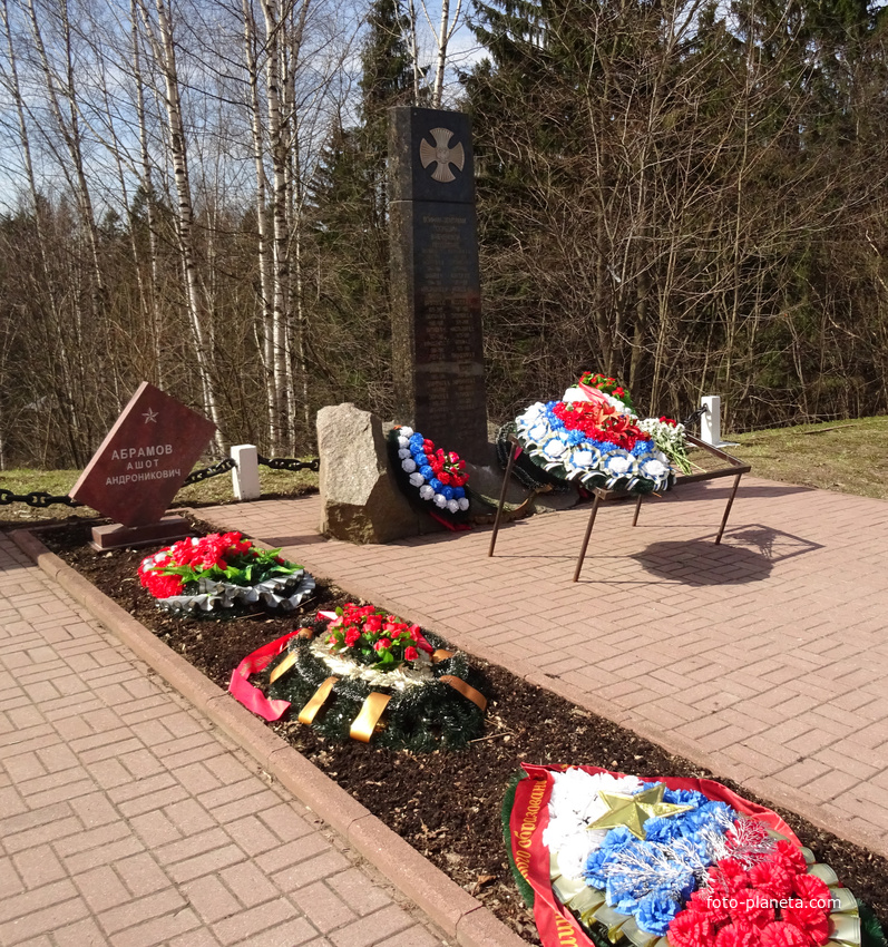 Мемориальный комплекс. Памятник воинам, погибшим в Чечне.