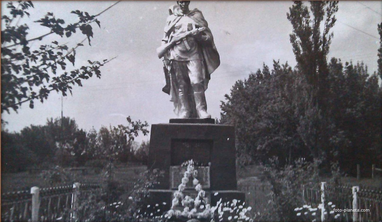 Пам&#039;ятник загиблим Визволителям села Ревівка.70 роки.